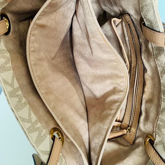 Michael Kors Jet Set Signature Tote in Vanilla - Picture 7 of 8